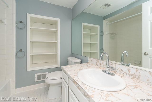 2355 Hillendale Drive, Rochester Hills, MI 48309