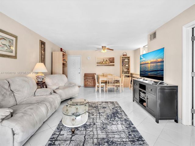 3020 NE 16th Ave 204, Oakland Park, FL 33334