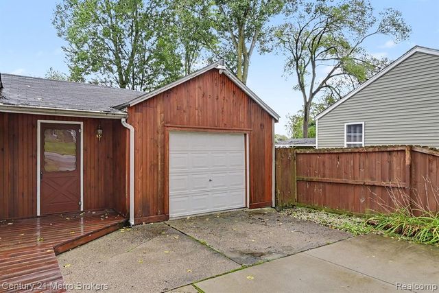 3222 Comer Drive, Flint, MI 48506