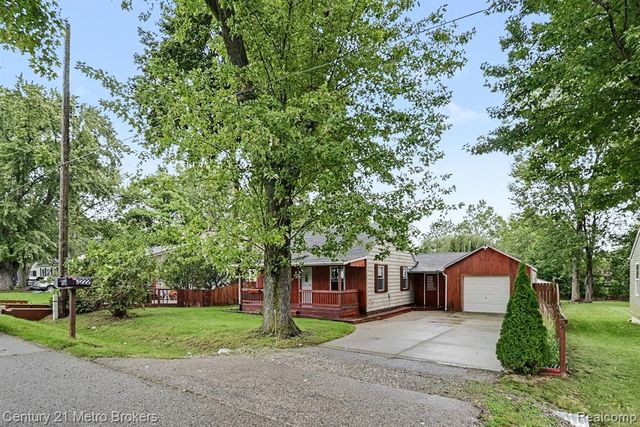 3222 Comer Drive, Flint, MI 48506