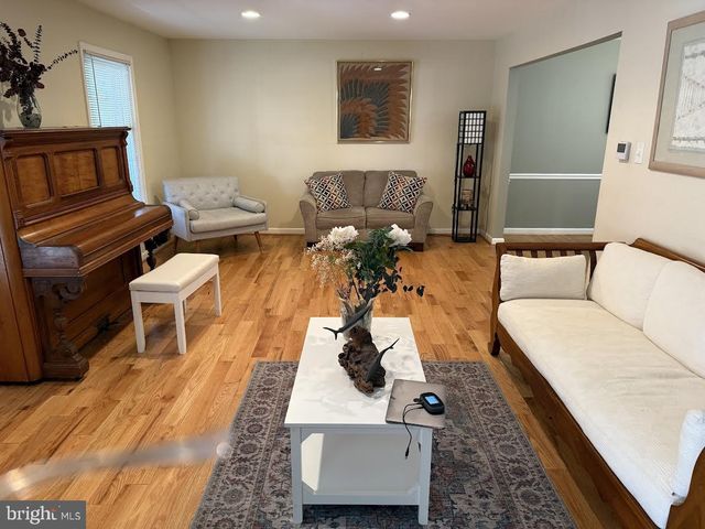 220 SUMMIT HALL RD, Gaithersburg, MD 20877
