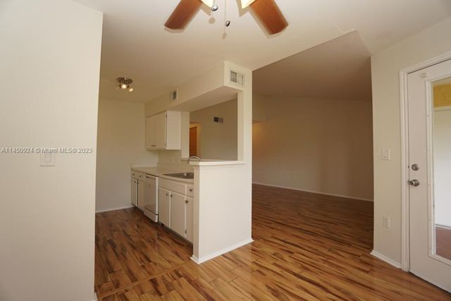 2667 NW 33rd St 2416, Oakland Park, FL 33309