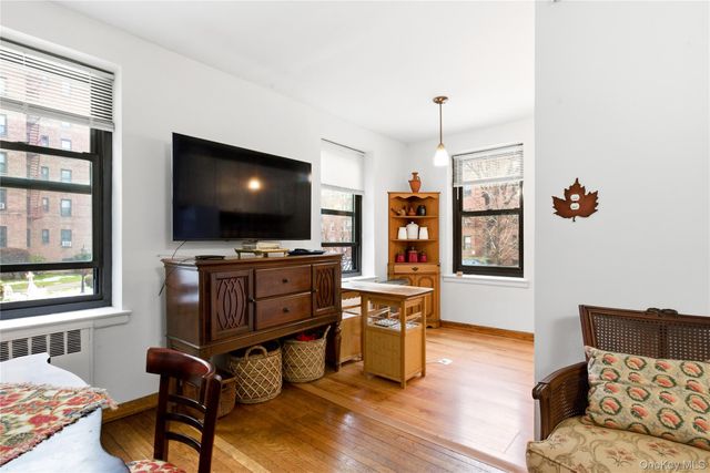 100-11 67th Road 107, Forest Hills, NY 11375