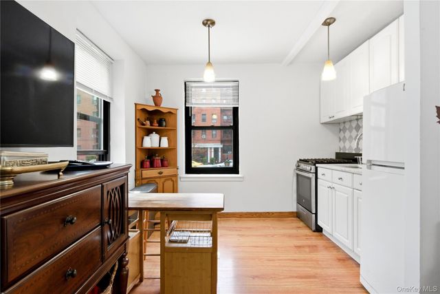 100-11 67th Road 107, Forest Hills, NY 11375