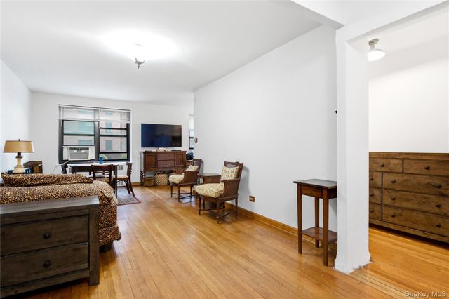 100-11 67th Road 107, Forest Hills, NY 11375