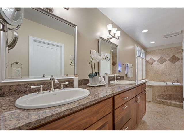 500 Nw MAYWOOD Dr, Portland, OR 97210
