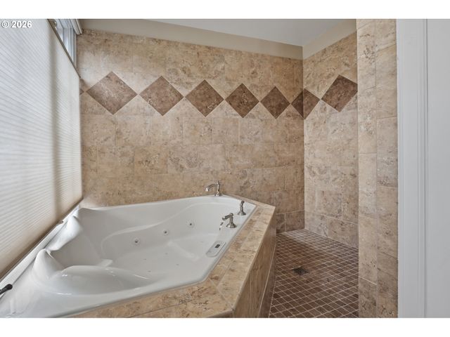 500 Nw MAYWOOD Dr, Portland, OR 97210