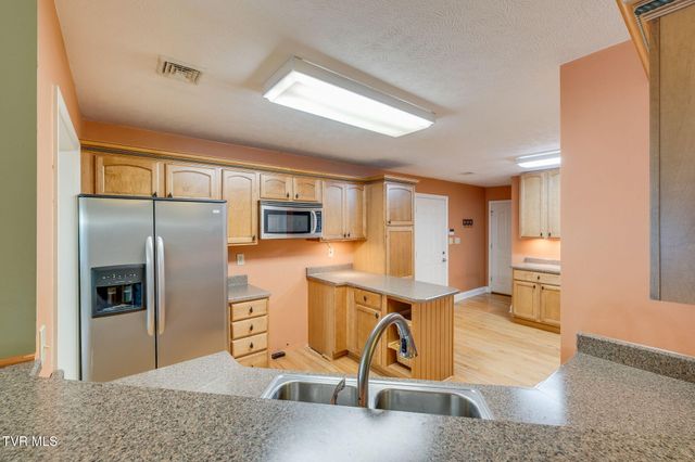 1031 Hickory View Drive, Morristown, TN 37814