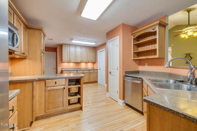 1031 Hickory View Drive, Morristown, TN 37814