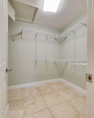 1031 Hickory View Drive, Morristown, TN 37814