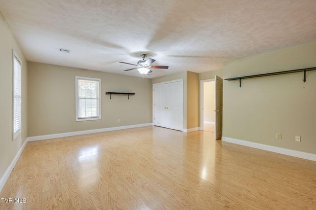 1031 Hickory View Drive, Morristown, TN 37814