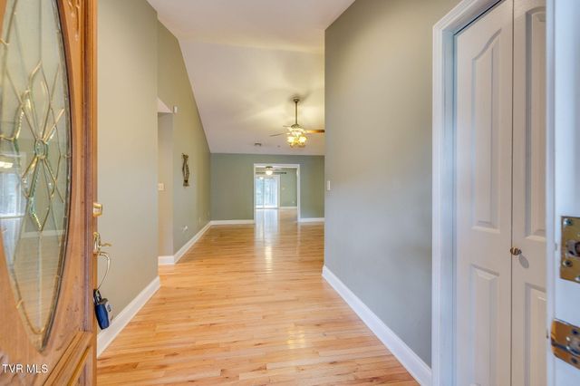 1031 Hickory View Drive, Morristown, TN 37814