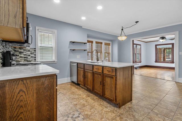 506 W College AVENUE, Waukesha, WI 53186