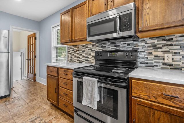 506 W College AVENUE, Waukesha, WI 53186