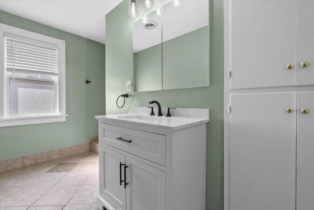 506 W College AVENUE, Waukesha, WI 53186