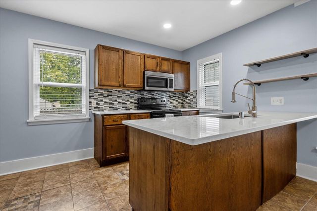 506 W College AVENUE, Waukesha, WI 53186