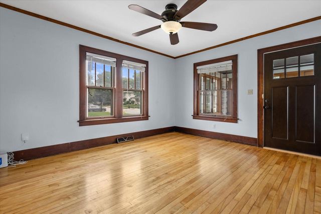 506 W College AVENUE, Waukesha, WI 53186