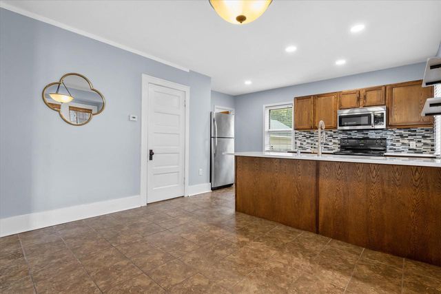 506 W College AVENUE, Waukesha, WI 53186