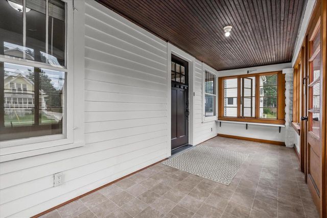 506 W College AVENUE, Waukesha, WI 53186