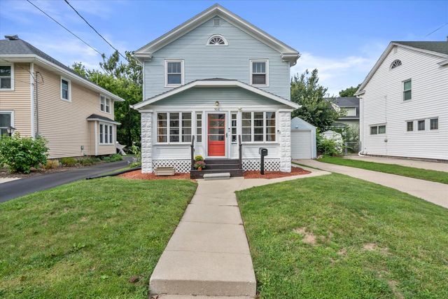 506 W College AVENUE, Waukesha, WI 53186