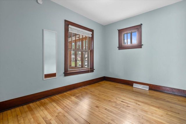 506 W College AVENUE, Waukesha, WI 53186