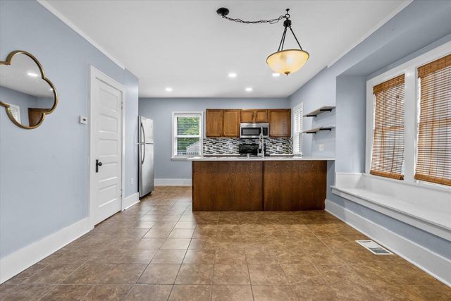 506 W College AVENUE, Waukesha, WI 53186