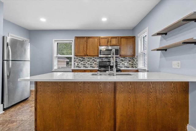 506 W College AVENUE, Waukesha, WI 53186