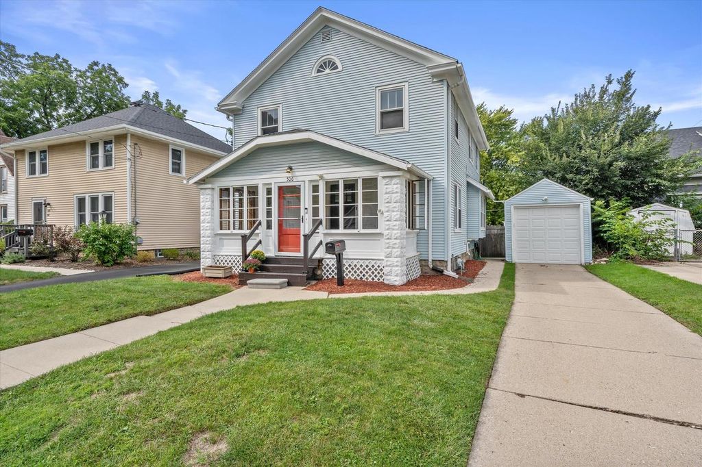 506 W College AVENUE, Waukesha, WI 53186