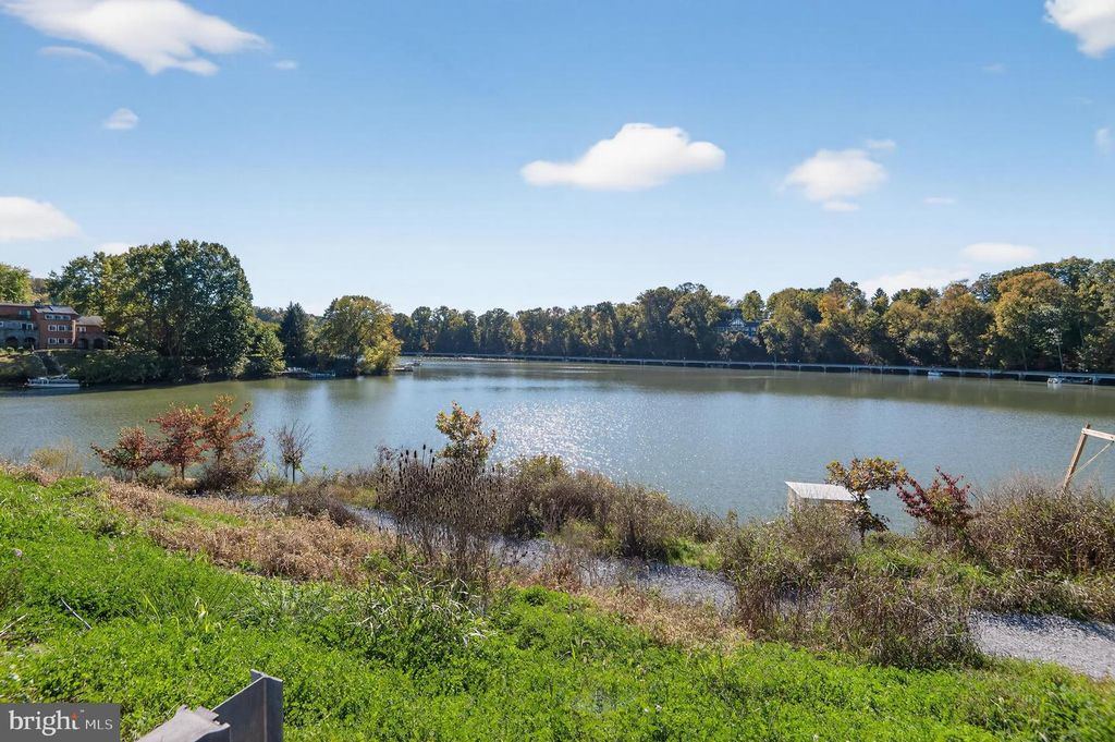 Image 2 of property listing at 10403 HEDGEAPPLE CT, New Market, MD 21774