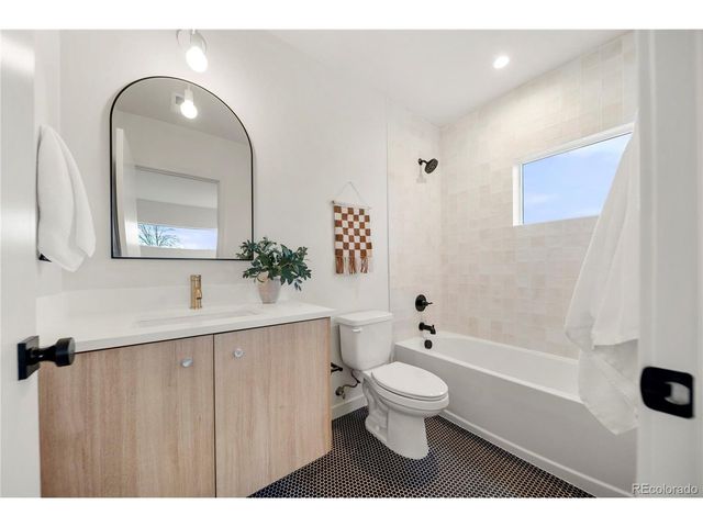 2538 S Acoma St, Denver, CO 80223