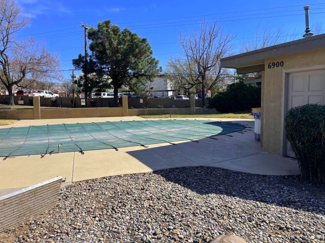 6700 Los Trechos Court NE, Albuquerque, NM 87109