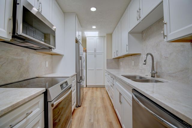 6700 Los Trechos Court NE, Albuquerque, NM 87109