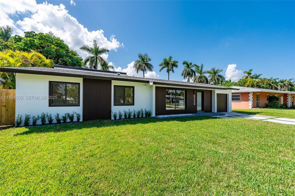 Image 11 of property listing at 9230 SW 183rd Ter, Palmetto Bay, FL 33157