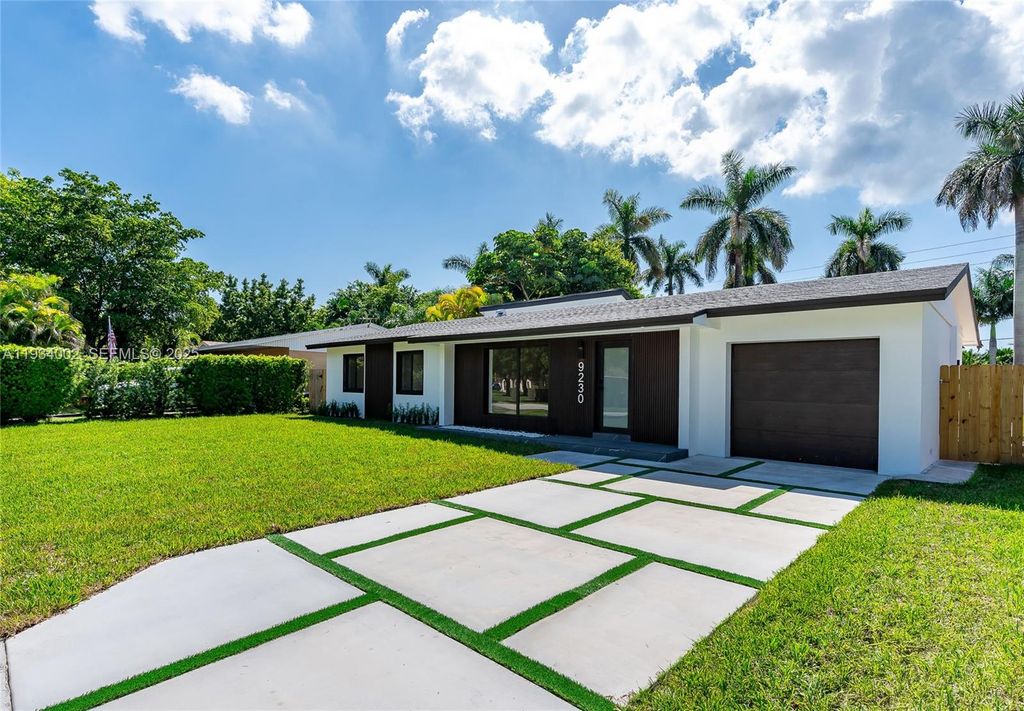 Image 12 of property listing at 9230 SW 183rd Ter, Palmetto Bay, FL 33157