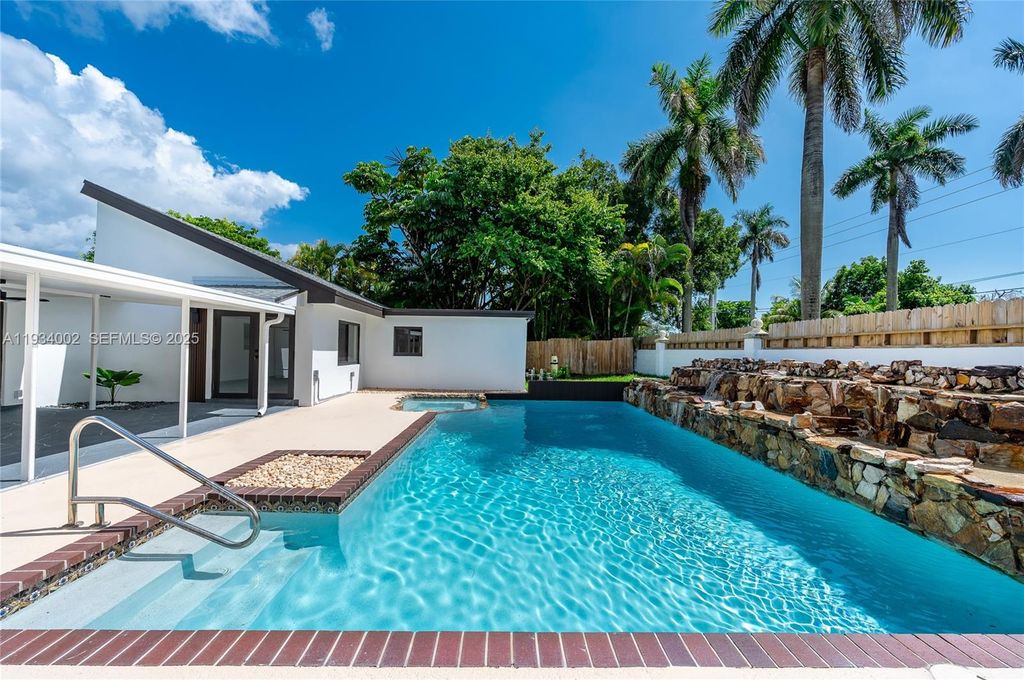 Image 16 of property listing at 9230 SW 183rd Ter, Palmetto Bay, FL 33157