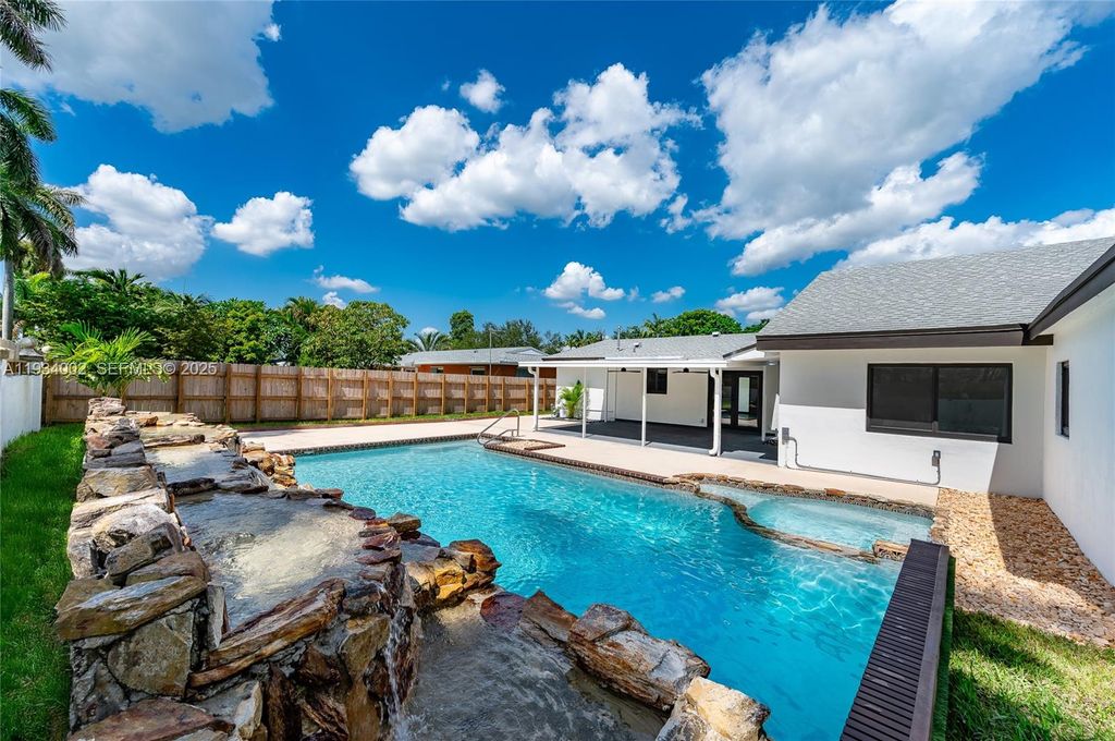 Image 20 of property listing at 9230 SW 183rd Ter, Palmetto Bay, FL 33157