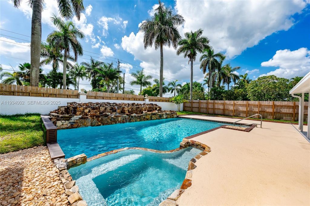 Image 22 of property listing at 9230 SW 183rd Ter, Palmetto Bay, FL 33157