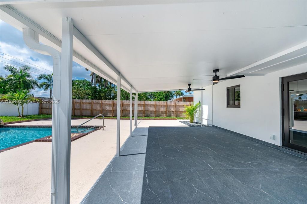 Image 25 of property listing at 9230 SW 183rd Ter, Palmetto Bay, FL 33157