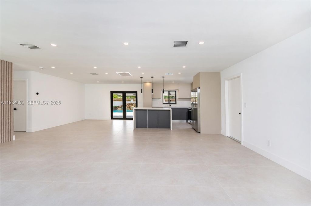 Image 3 of property listing at 9230 SW 183rd Ter, Palmetto Bay, FL 33157