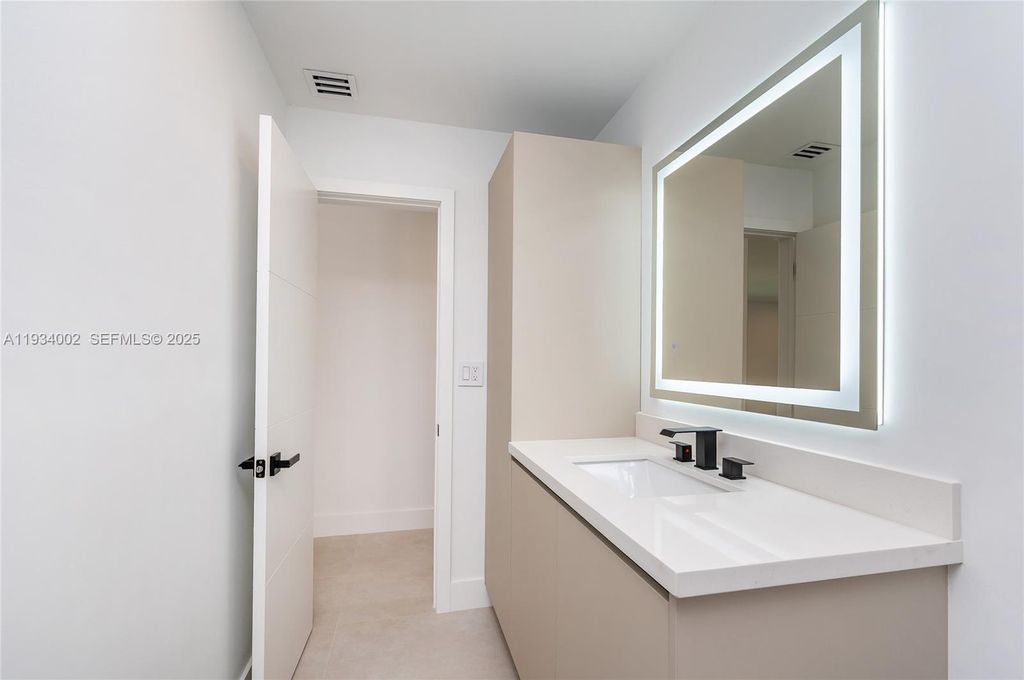 Image 31 of property listing at 9230 SW 183rd Ter, Palmetto Bay, FL 33157