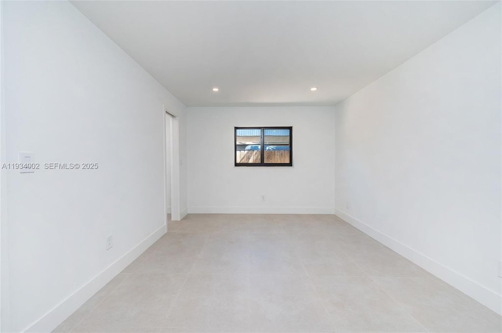 Image 37 of property listing at 9230 SW 183rd Ter, Palmetto Bay, FL 33157