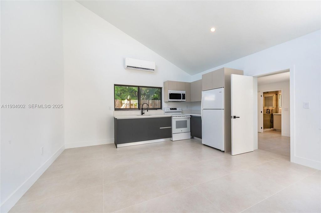 Image 42 of property listing at 9230 SW 183rd Ter, Palmetto Bay, FL 33157