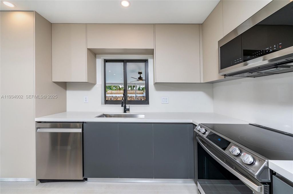 Image 5 of property listing at 9230 SW 183rd Ter, Palmetto Bay, FL 33157