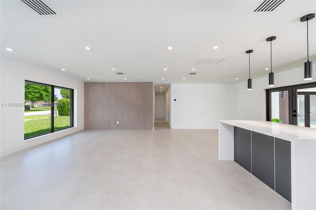 Image 7 of property listing at 9230 SW 183rd Ter, Palmetto Bay, FL 33157