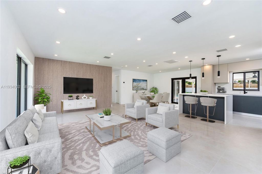 Image 8 of property listing at 9230 SW 183rd Ter, Palmetto Bay, FL 33157