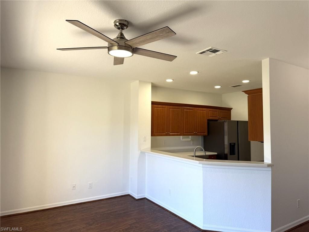 Image 4 of property listing at 1376 Weeping Willow CT, Cape Coral, FL 33909