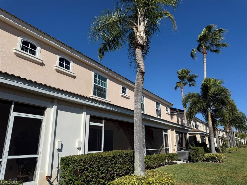 Image 8 of property listing at 1376 Weeping Willow CT, Cape Coral, FL 33909