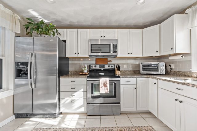 10 Cosett Road, Warwick, RI 02886