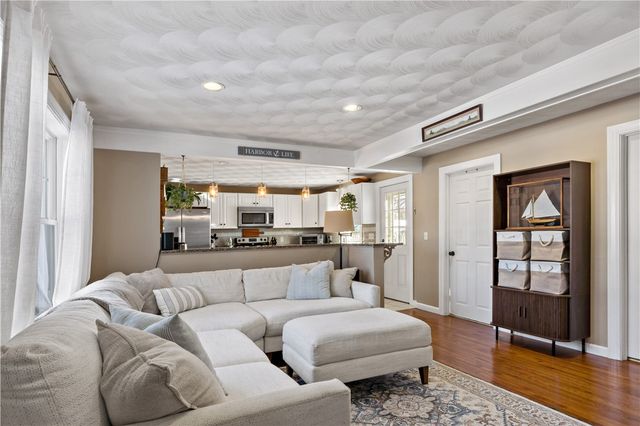 10 Cosett Road, Warwick, RI 02886