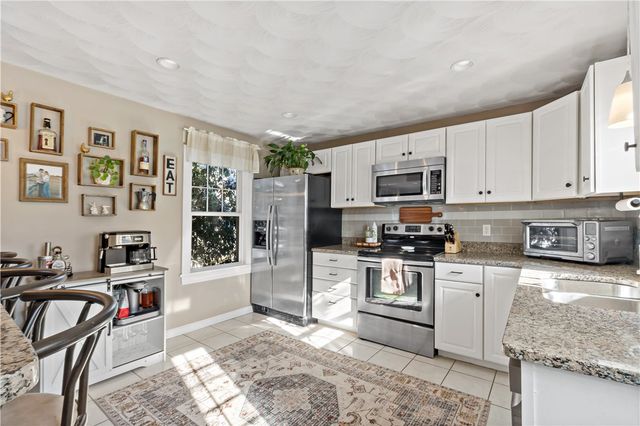 10 Cosett Road, Warwick, RI 02886